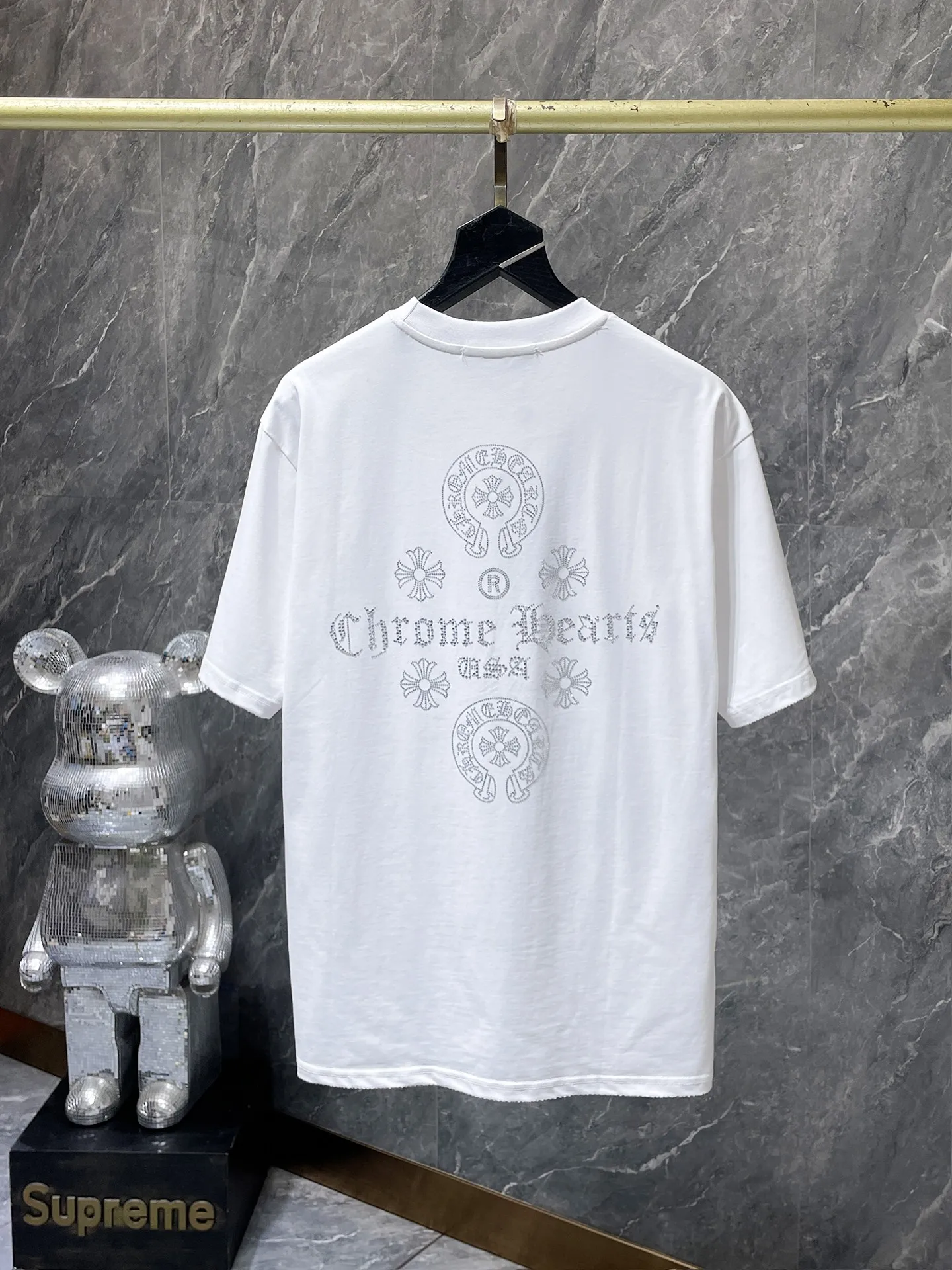 P166 New Chrome Hearts 25ss for summer. High-weight, environmentally friendly and high-quality top-grade fabric. 260g~270g. Heavy-duty hot-drilled horseshoes and Sanskrit letters cross short sleeves. Counter synchronization. 1:1 replica version. Recommended colors: black, white, gray. Size: S, M, L, XL.